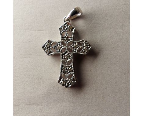 9ct white gold Diamond cross, 1.9g. 