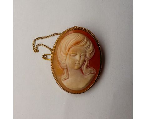 Large size oval cameo brooch in 9ct gold mount, 4.5 x 3.5cm. 