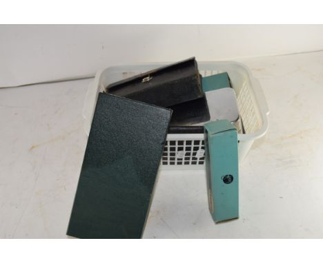 MIXED LOT: MEDICAL EQUIPMENT TO INCLUDE VINTAGE SYRINGES, TOOLS ETC