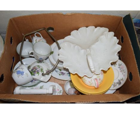 BOX VARIOUS MIXED CERAMICS TO INCLUDE ROYAL WORCESTER ASTLEY PATTERN, HORS D'OEUVRES DISH, ROYAL WORCESTER EVESHAM VALE CUPS 