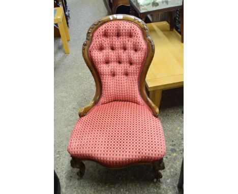 VICTORIAN MAHOGANY SPOON BACK NURSING CHAIR UPHOLSTERED IN CHEQUERED RED FABRIC WITH BUTTON BACK, RAISED ON SHORT CABRIOLE LE