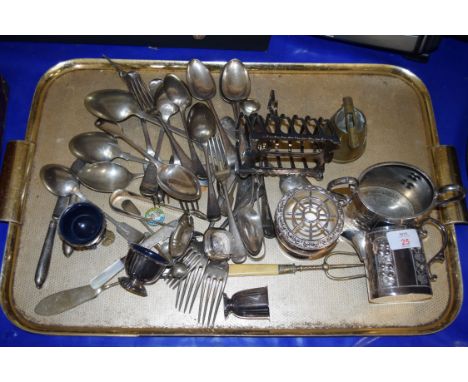 TRAY OF MIXED SILVER PLATED CUTLERY, TOAST RACK, CONDIMENT ITEMS, CREAM JUG, SUGAR BASIN ETC