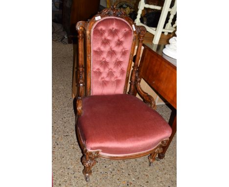 VICTORIAN BUTTON BACK VELOUR UPHOLSTERED NURSING CHAIR WITH SHOWOOD FRAME RAISED ON TURNED LEGS, 102CM HIGH