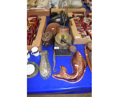 MIXED LOT: VINTAGE COFFEE GRINDER, OUTDOOR LANTERN, COPPER MILK SKIMMER, CIDER JUG, MINIATURE COPPER KETTLE AND TWO FISH SHAP