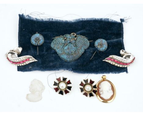 A 9ct gold mounted oval shell cameo pendant and four further items (6)Comprising; a pair of red enamelled and half pearl set 