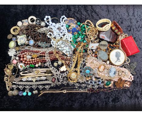 Quantity of Costume Jewellery, comprising pearls, beads, crystal, pendants, bracelets, bangles, brooches, compact mirrors, ea