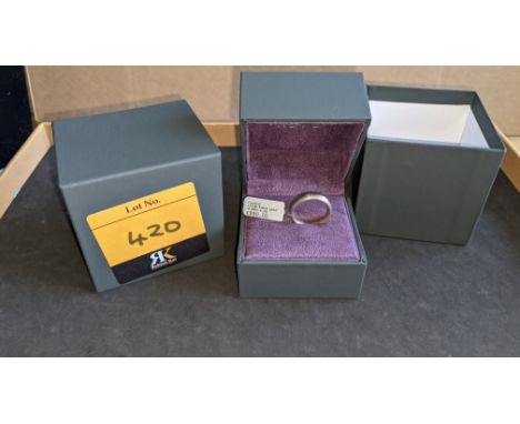 Diamond, silver &amp; 18ct white gold ring RRP £890We have used a ring sizer mandrel to determine the inside diameter in mm o