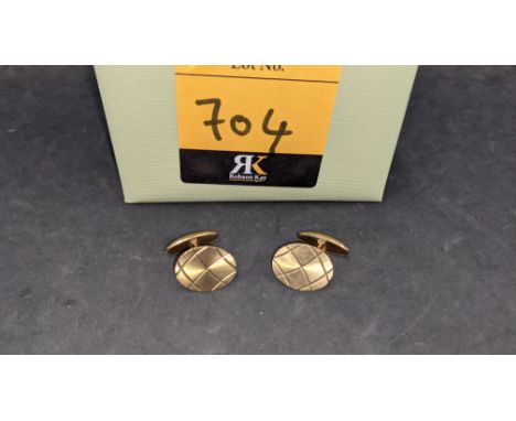 Men's oval shaped 9ct yellow gold cufflinks Please note this lot is not subject to VAT. The hammer price will still be subjec