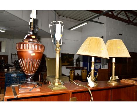 A GLAZED CERAMIC TABLE LAMP, together with a pair of brass table lamps with shades and another brass table lamp (4)