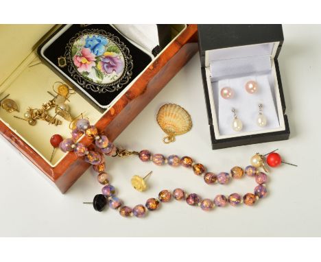 A SMALL SELECTION OF JEWELLERY, to include two pairs of cultured pearl earrings, a cased floral Spode brooch, a glass bead ne