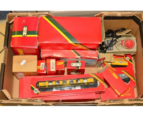A QUANTITY O BOXED HORNBY RAILWAYS 00 GAUGE MODEL RAILWAY ITEMS, to include class 35 Hymek locomotive, No 07063, B.R. blue li