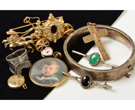 A SELECTION OF JEWELLERY, to include a hinged silver bangle, a small circular rolled gold locket, a green chalcedony bar broo