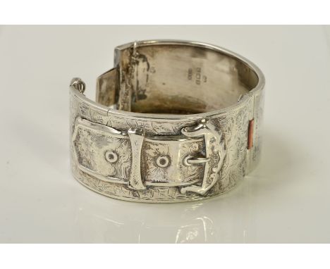 AN EARLY 20TH CENTURY SILVER HINGED BANGLE, with buckle design and engraved ivy leaf detail, with silver hallmark for Birming