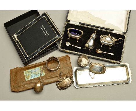 A CASED ELIZABETH II SILVER FIVE PIECE CONDIMENT SET, together with a matching silver tray, makers J.B.Chatterley &amp; Sons 