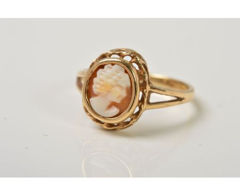 A 9CT GOLD CAMEO RING, the oval cameo depicting a lady in profile to the openwork surround and bifurcated shoulders, with 9ct