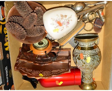 A GEORGE V SILVER PEPPERETTE, Chester 1912, with two circular silver napkin rings and a box of metalwares and miscellaneous i