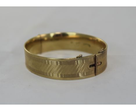 Victorian 9ct Gold Hinged Bangle with Safety Chain. Marked 9ct with Metal Core. 2.5 Inches Diameter. Excellent Condition. 
