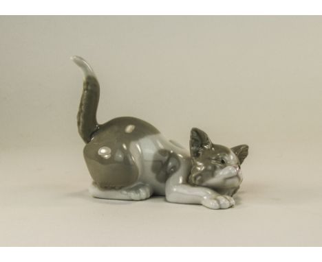 Lladro Playful Cat Figure ' Play with Me ' Model Num 5112, Issued 1982. 3.75 Inches High, 4.5 Inches High. 