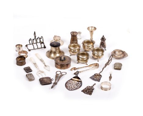 A QUANTITY OF SILVER ITEMS TO INCLUDE A SILVER CASE WITH CAMEO INSET TOP marks for Chester, 1905, silver napkin ring, mother 