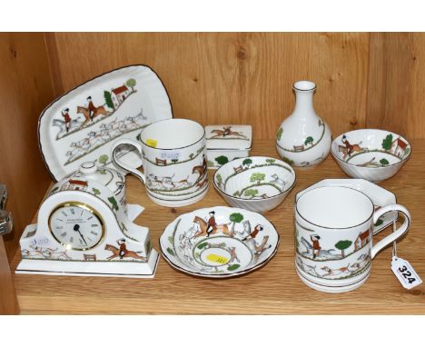 A GROUP OF WEDGWOOD 'HUNTING SCENES' PATTERN GIFTWARE, comprising two mugs, a Robert Horne mantel clock, height 11cm (battery