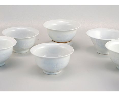 Sammlung von 9 "Blanc de Chine" Schalen mit Farbigem zwischendekorIn der Dehua Tradition. 6 ähnliche Koppchen mit Drachenreli