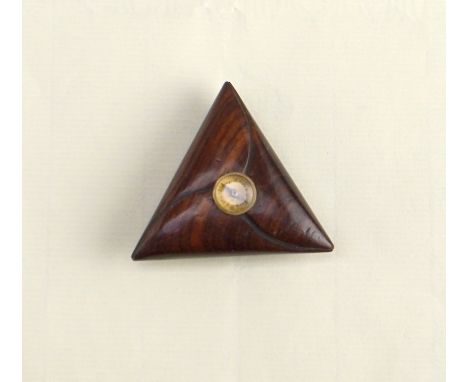 Netsuke mit Kompass, Holz geschnitzt, 19. Jh.Stark gemasertes Edelholz als Dreieck mit Vertiefungen und eingelassenem Kompass