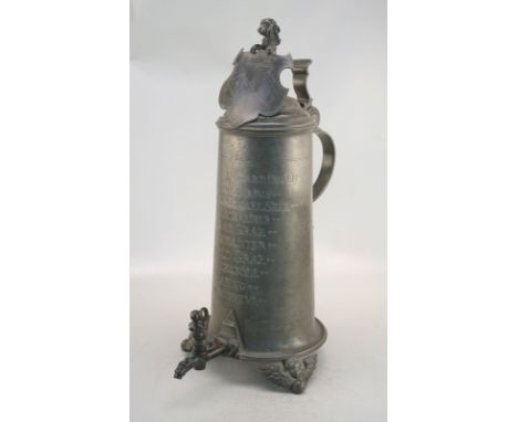 Große Zunftkanne der Zimmerer, Zinn, Wien, dat. 1736, J. RöttesDrei Füße in Form von Cherubim, zylindrischer Gefäßkörper, Aus