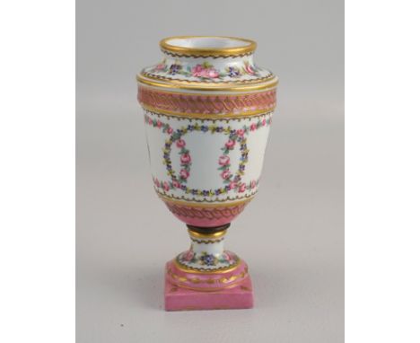 Klassizistische Sevres/Vincence Vase ca um 1800Konische Form über quadeatische Plinthe, Reliefgoldauflage und Blütenornamenti