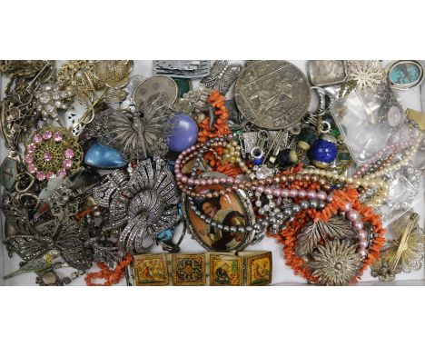 A quantity of vintage costume jewellery