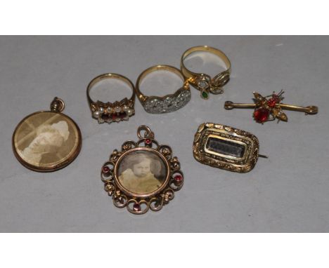 Mixed gold jewellery; an 18ct gold and diamond ring, a gem set ring stamped 750, a 9ct pearl and garnet ring, a gem set insec