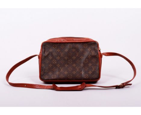 Vintage Umhängetasche, Louis Vuitton, Modell "Vintage Sac Bandouliere 30", 20.Jh. Leder/Metall, großes Fach mit Reißverschlus