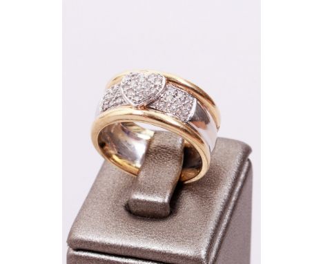 Ring 585er Weißgold/Gelbgold, breit gearbeitete Schiene mit zentralem Herz, 32 Brillanten, ca. 0,25ct, weiße Farbe, Reinheit 