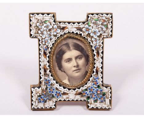 Kleiner Mosaik-Rahmen, wohl Italien, 1900/20 Messing/Glas u.a., rechteckiger, gekröpfter Tisch-Fotorahmen, florales Mikromosa