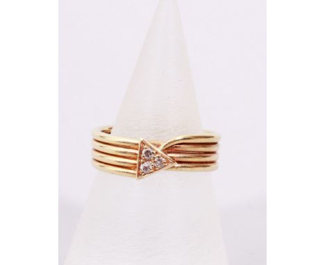 4-fach-Ring 585er Gelbgold, dreieckiger Kopf, 3 Brillanten, weiße Farbe, Reinheit VSI, ca. 0,05ct, 5,1g, RG 52, Tragespuren
