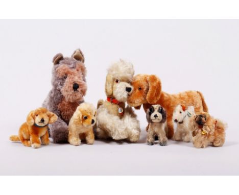 Konvolut Stoff-Hunde, Steiff u.a., Mitte/2. Hälfte 20.Jh., 8-tlg. Plüsch/Kunststoff u.a., 1x Pudel mit beweglichen Beinen (ro
