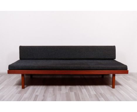 Daybed, wohl Dänemark, um 1960 Teak, auf 4 kurzen Beinen, rechteckige Zarge mit aufgelegtem Polster, rückseitig klappbare Rüc