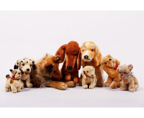 Konvolut Stoff-Hunde, Steiff u.a., Mitte/2. Hälfte 20.Jh., 8-tlg. Plüsch/Kunststoff u.a., 1x stehender Beagle (Knopf im Ohr),