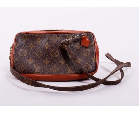 Kleine Vintage Umhängetasche, Louis Vuitton, Modell "Pochette Marly Bandouliere", 20.Jh. Leder/Metall, ein Fach mit Reißversc