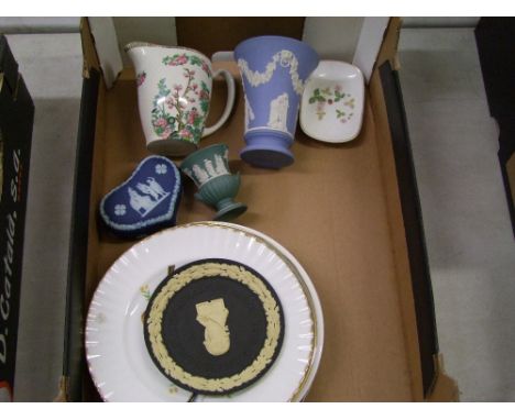 Wedgwood jasperware items to include: flared vase, lemon on black wall plate, other Wedgwood items etc (1 tray). 