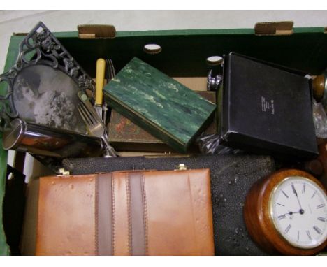 A mixed collection of items: to include modern wooden mantle clock, dominoes, picture frame etc (1 tray). 