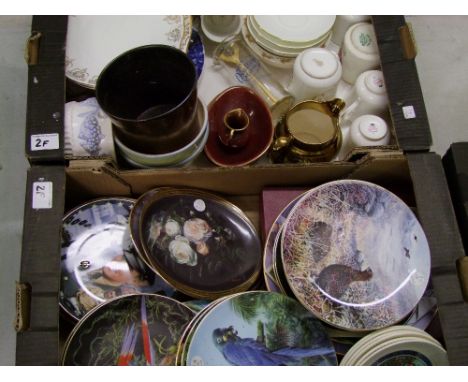 A mixed collection of mixed ceramic items: commemorative mugs, wall plates etc (2 trays) 