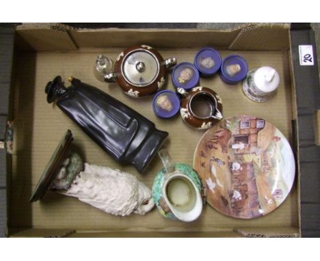 A mixed collection of ceramic items to include: Wedgwood sandeman, country artists snowy owl, sugar bowl, jugs etc 