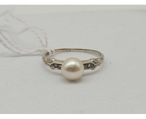 A Pearl &amp; Diamond Ring 18ct Size P 2g