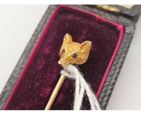A fox head stick pin 9ct boxed 2 gms