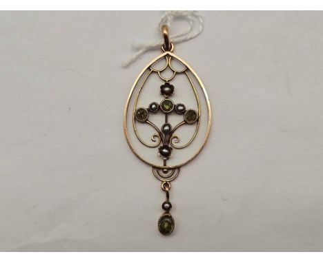 A pearl and peridot pendant 9ct 2.3 gms