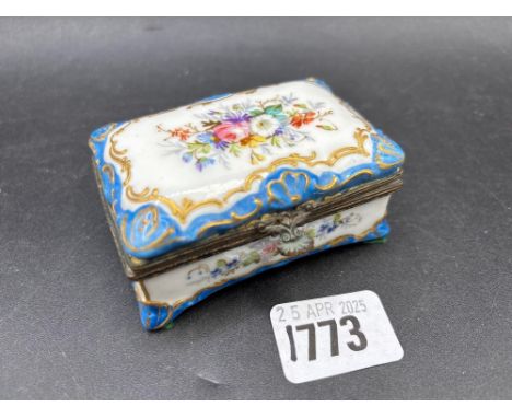 A German porcelain trinket box with blue scale border, 3” wide