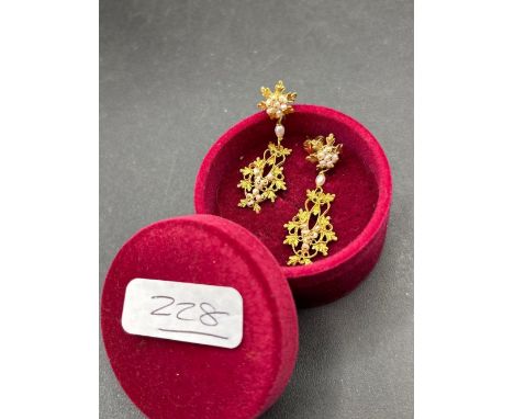 A PAIR OF GOLD AND PEARL EAR PENDANTS 18CT GOLD MISTRUCK MAKERS MARK BOXED
