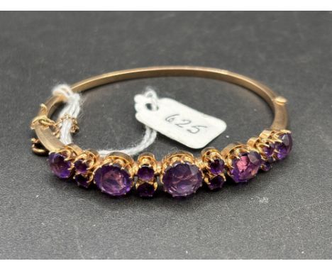 A HEAVY GOLD BANGLE SET WITH AMETHYST 14CT GOLD 12.3 GMS 56MM DIAMETER