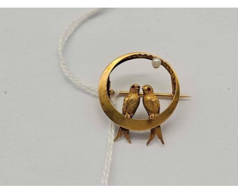 A circular pearl brooch with bird decoration 15ct gold 2.7 gms