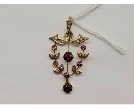 A pearl and garnet pendant 9ct
